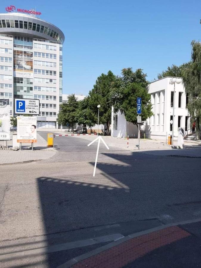 Хостел Living Bratislava By The Bus Station Екстер'єр фото